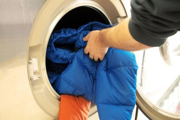 Hướng dẫn cách giặt áo lông vũ bằng máy giặt hiệu quả