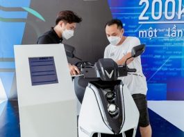 Khách hàng quan tâm đến xe máy điện VinFast được nhân viên tư vấn nhiệt tình (Nguồn: tuoitre.vn)