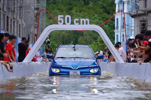 VF e34 là mẫu ô tô điện đầu tiên mang thương hiệu Việt, gây ấn tượng với  khả năng lội nước tốt