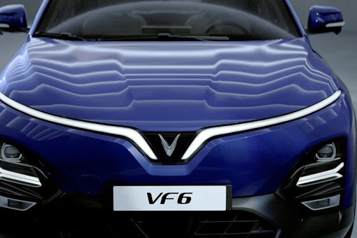 Đầu xe VF 6 với dải đèn LED hình cánh chim ôm trọn logo thương hiệu
